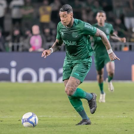 Alef Manga, atacante do Coritiba, durante jogo contra o Santos pela Série B