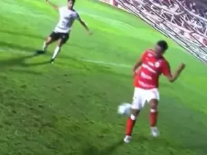 Jogador tira gol de companheiro, e time leva virada no fim na Série B