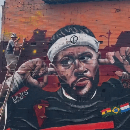 Responsáveis pela produção do mural de Memphis Depay são os membros do grupo Raxakuka