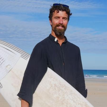 Liam Ryan é conhecido como o "padre surfista" na Austrália - Reprodução/ABC News