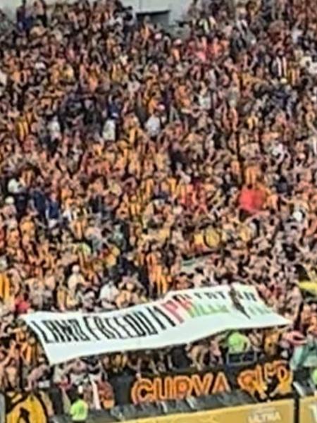 Torcida do Espérance exibe faixa pedindo a liberdade para a Palestina durante jogo contra o Chelsea - Reprodução
