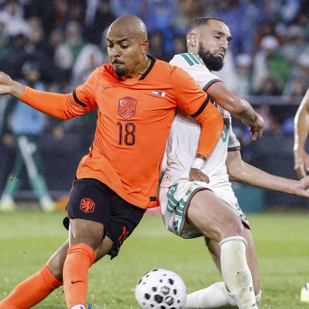 Malen, da Holanda, divide com Bentaleb, da Argélia, em amistoso disputado antes da Copa do Mundo