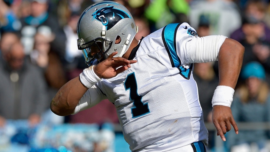 Newton comemora touchdown dos Panthers; jogador deu declaração racista - Grant Halverson/Getty Images