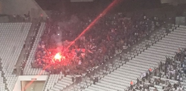 Sinalizador Corinthians - Dassler Marques/UOL Esporte - Dassler Marques/UOL Esporte