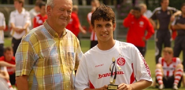 Na base do Inter, Tales recebe prêmio como destaque de torneio na Holanda - Divulgação/Inter - Divulgação/Inter