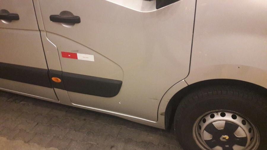 Marca de batida na van da Sauber em tentativa de assalto - Reprodução/Twitter