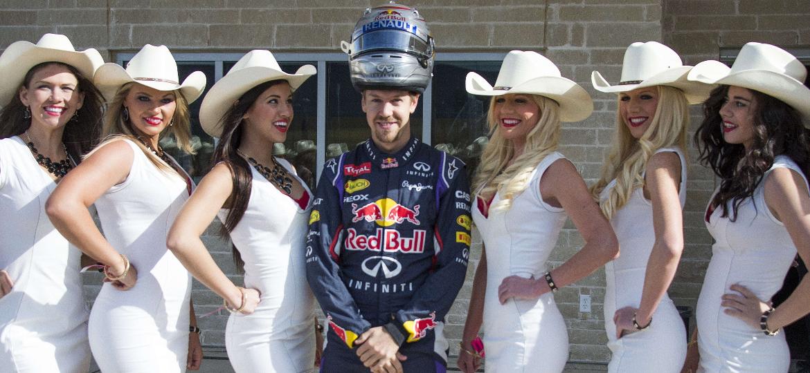 Vettel com grid girls em prova nos Estados Unidos em 2014; cena que não será mais vista na "nova F1" - Jim Watson/AFP
