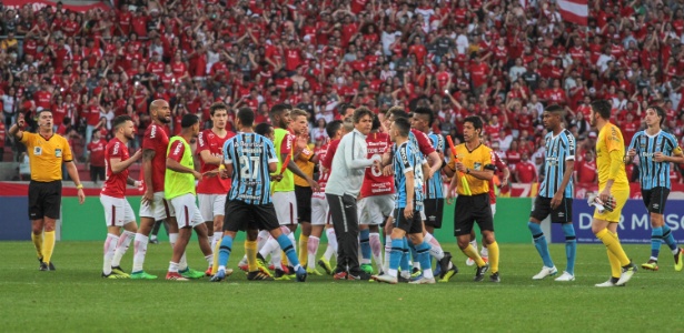 Jogadores de Inter e Grêmio entram em confusão após o apito final  - Lucas Sabino/AGIF