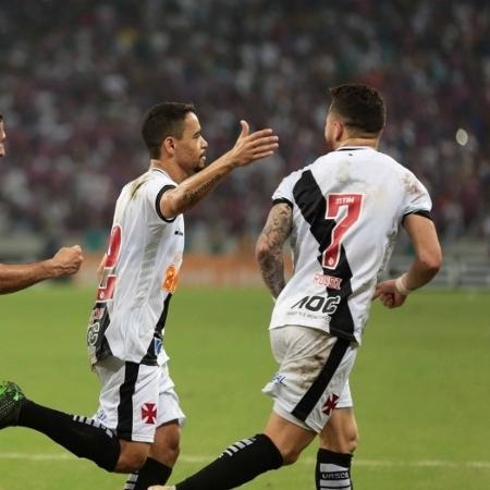 Yago Pikachu (e) e Rossi (d) comemoram gol do Vasco sobre o Fortaleza no Campeonato Brasileiro - Rafael Ribeiro / Vasco