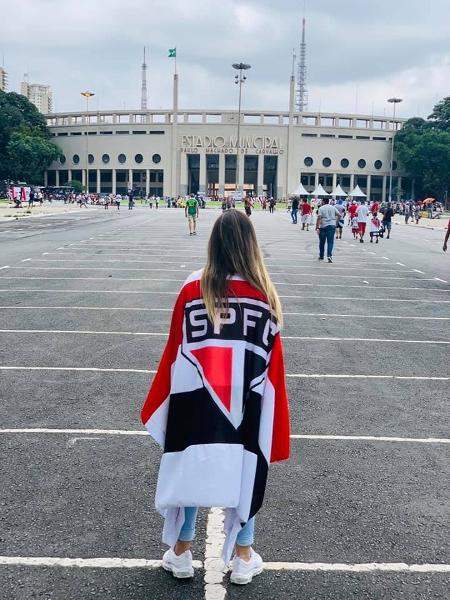 Pâmela Rosa enrolada em bandeira do São Paulo antes de jogo no Pacaembu - Acervo Pessoal