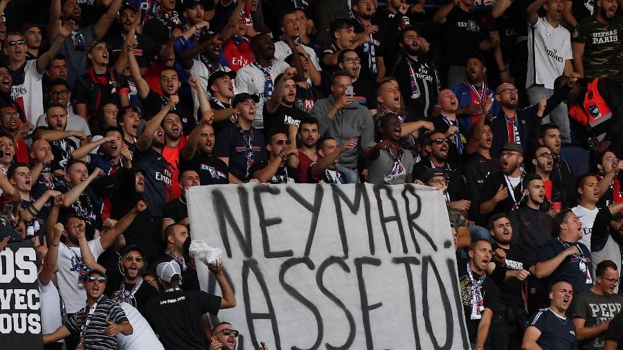 Torcedores do PSG levaram faixa escrito "vaza, Neymar" para estreia do clube no Campeonato Francês - Franck Fife/AFP