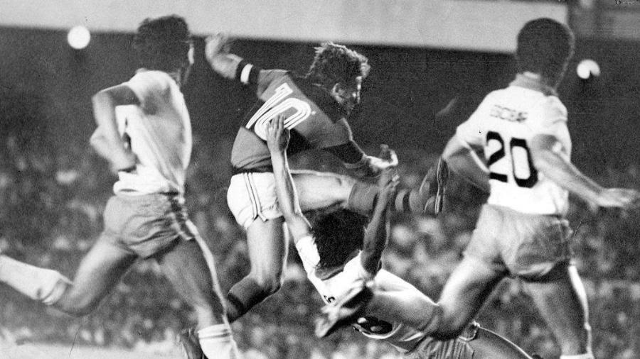 Zico tenta a finalização em duelo entre o Flamengo e o Cobreloa, do Chile, pela Libertadores de 1981 - Arquivo Jornal do Sports