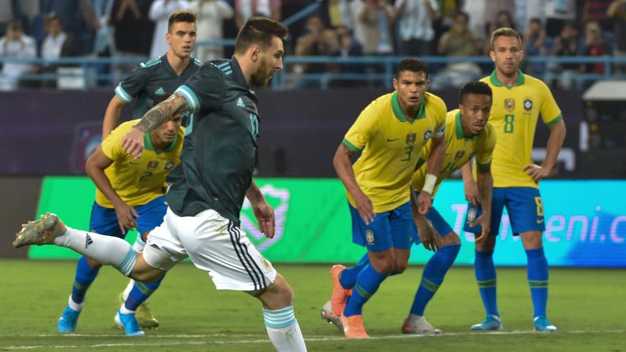 Lionel Messi cobra pênalti em amistoso da Argentina contra o Brasil - Fayez Nureldine/AFP