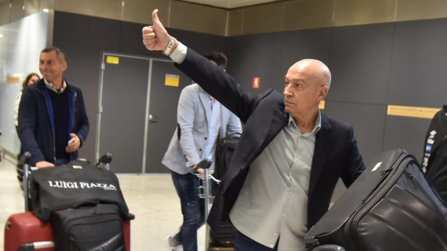 Jesualdo Ferreira faz sinal para torcedores do Santos que foram ao aeroporto em sua chegada - Ivan Storti/Santos FC
