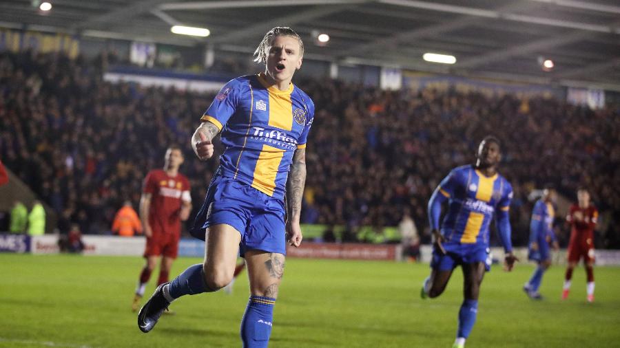 Cummings comemora gol do Shrewsbury sobre o Liverpool - Reuters/Carl Recine