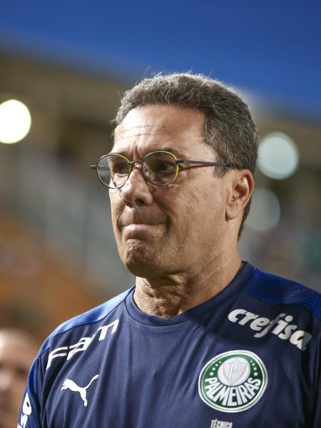 Luxemburgo se dirige ao banco de reservas antes do duelo entre Palmeiras e Oeste - Marcello Zambrana/AGIF