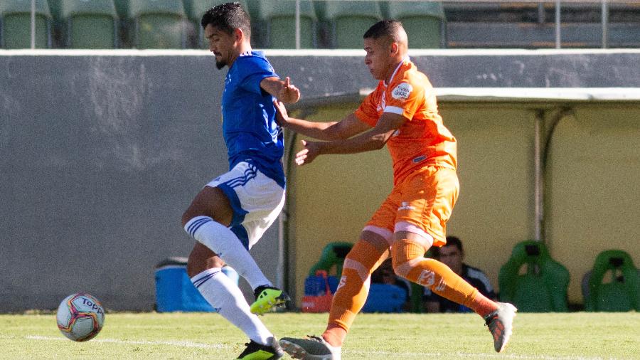 Ramon, do Cruzeiro, em campo contra o Coimbra em jogo válido pelo campeonato Mineiro - Fernando Moreno/AGIF