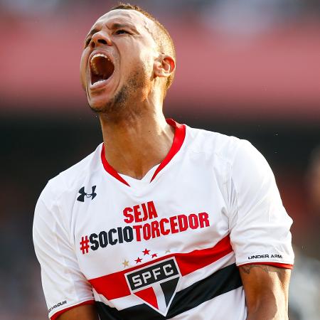 Luís Fabiano reage durante partida contra o Corinthians pelo Brasileirão 2015 - Alexandre Schneider/Getty Images