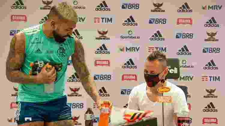 Gabigol brinca em coletiva de despedida do Rafinha do Flamengo - Foto: Alexandre Vidal / Flamengo - Foto: Alexandre Vidal / Flamengo