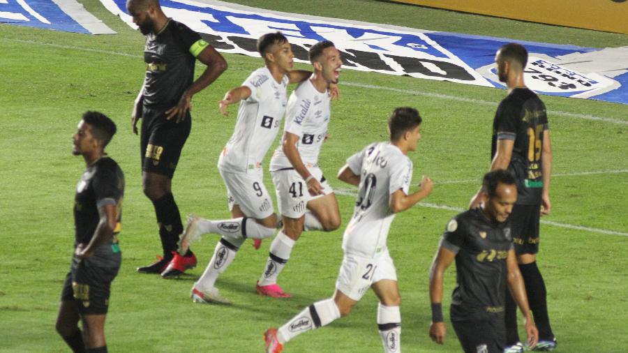 Jean Mota comemora gol do Santos no confronto com o Ceará - Fernanda Luz/AGIF