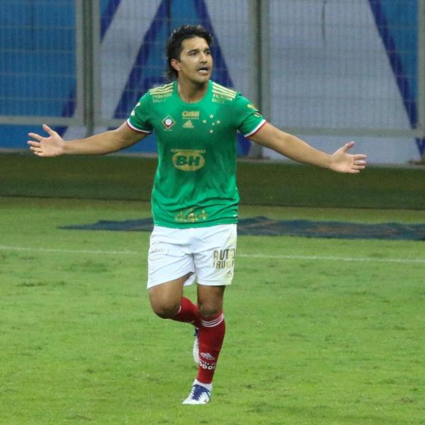 Marcelo Moreno, do Cruzeiro, comemora seu gol durante partida contra o Confianca no estadio Mineirao pelo campeonato Brasileiro B 2021