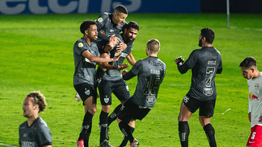 Jogadores do Atlético-MG comemoram gol de Diego Costa em empate contra o Red Bull Bragantino - Diogo Reis/AGIF