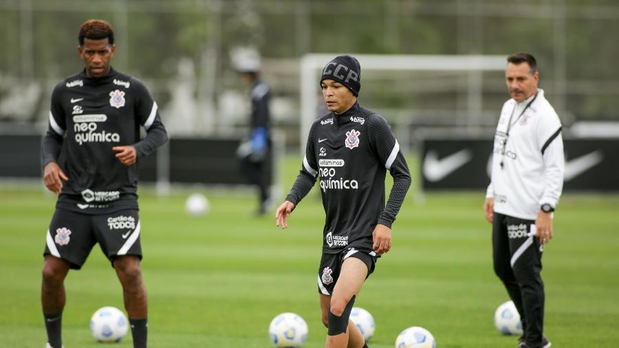 Adson treinou com uma proteção no joelho esquerdo  - Rodrigo Coca/ Ag. Corinthians 