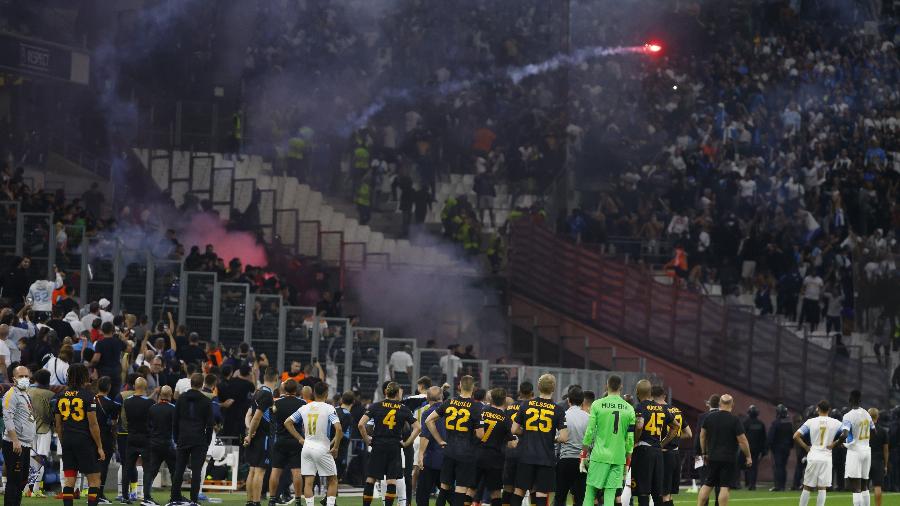Olympique de Marselha x Galatasaray foi paralisado após torcedores se atacarem com sinalizadores - REUTERS