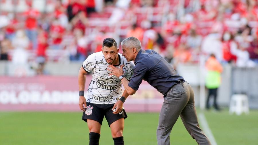 Sylvinho dá instruções a Giuliano em partida do Corinthians contra o Internacional - Rodrigo Coca/Agência Corinthians
