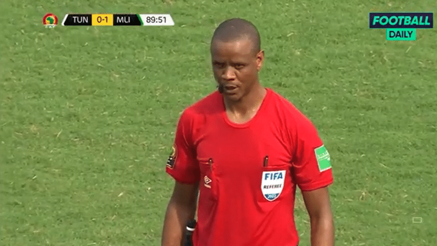 Árbitro encerra partida entre Tunísia e Mali, pela Copa Africana de Nações, duas vezes antes dos 90 minutos - Reprodução/YouTube