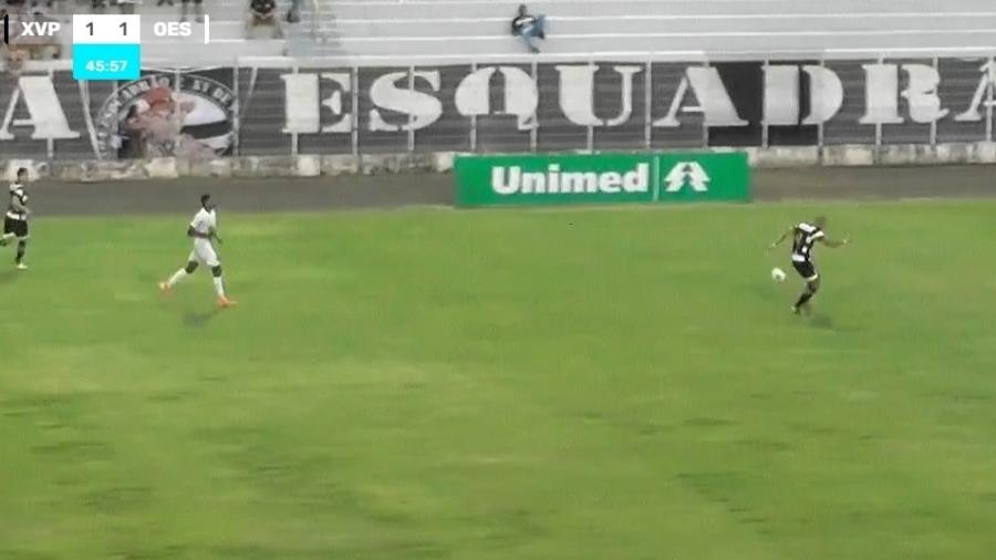 Sandoval (à direita), zagueiro do XV de Piracicaba, se enrolou e permitiu a Werik Popó (à esquerda), do Oeste, fazer o gol que garantiu a vitória ao time de Barueri - Reprodução/Eleven Sports