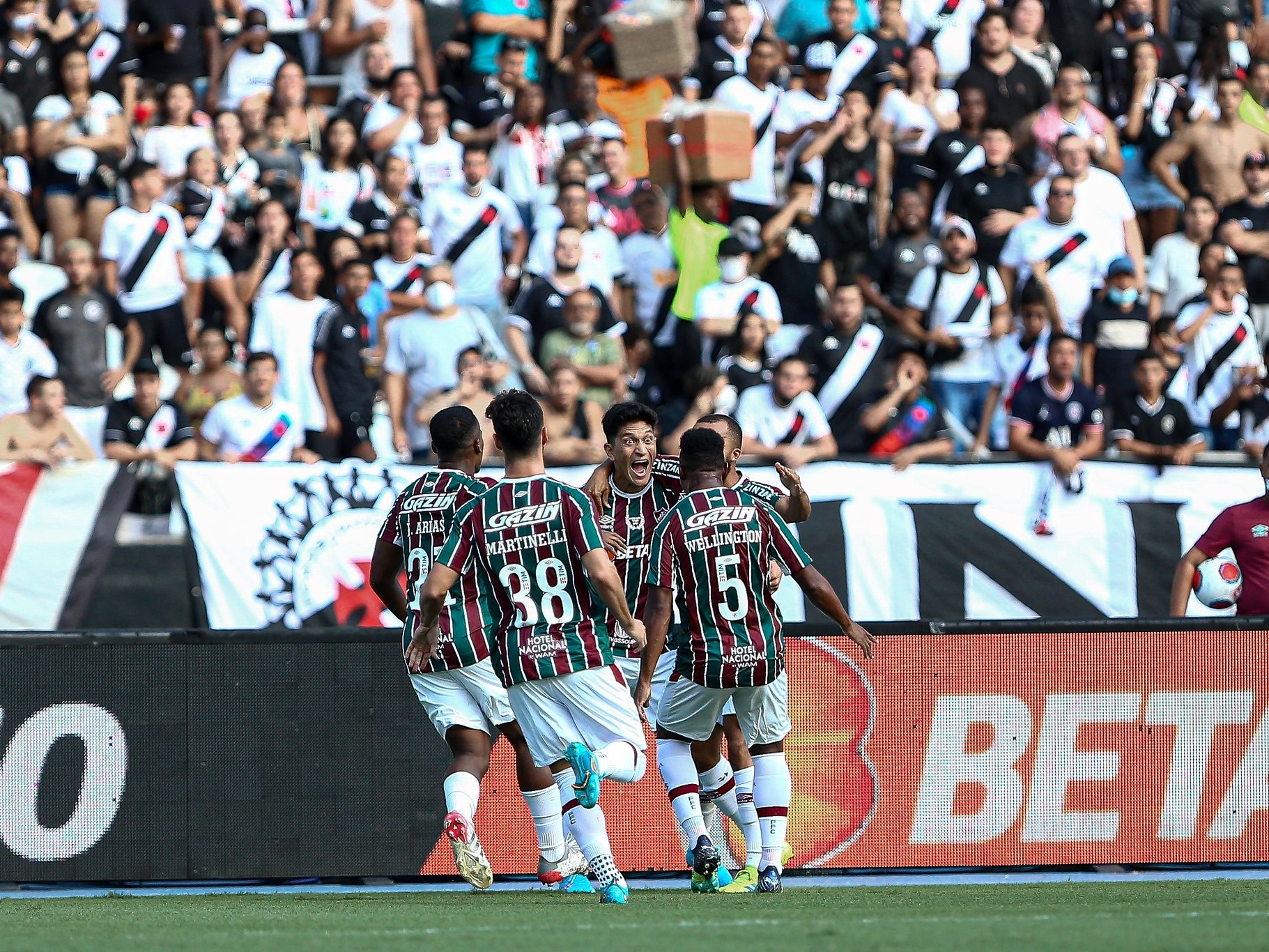 Flu domina clássico no Nilton Santos e vence o Botafogo com gol de