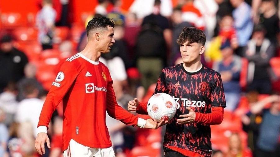 Cristiano Ronaldo entrega bola do jogo para Garnacho - Reprodução/Instagram/@garnacho7