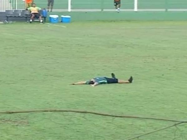 Torcedor deita no gramado em jogo pela Série D do Brasileirão