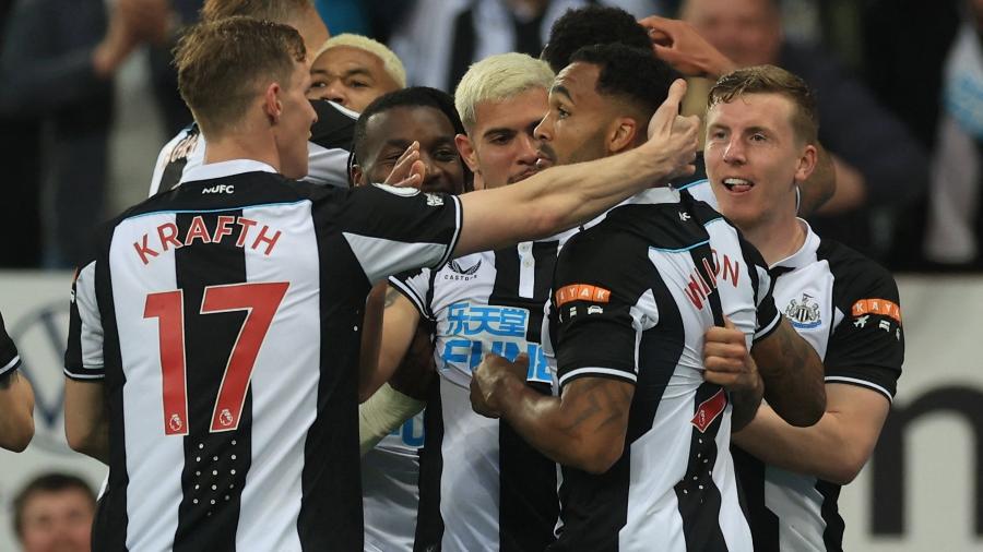 Jogadores do Newcastle celebram gol marcado contra o Arsenal em jogo do Campeonato Inglês - Lee Smith/Reuters