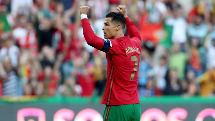 Cristiano Ronaldo comemora gol de  William Carvalho em jogo entre Portugal e Suíça pela Liga das Nações - Pedro Fiúza/NurPhoto via Getty Images