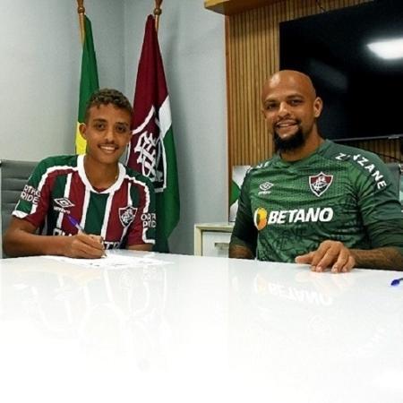 Davi Melo assinou contrato com o Fluminense acompanhado do pai, Felipe Melo, jogador do clube