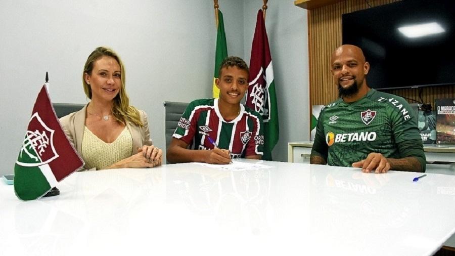 Acompanhado do pai, Davi Melo, de 17 anos, acertou vínculo até fevereiro de 2025 - Divulgação/Fluminense.com.br
