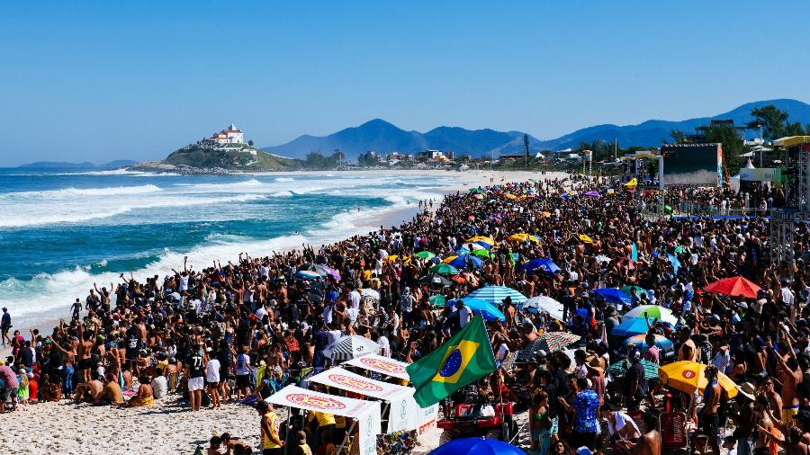 Torcedores na praia de Itaúna no último dia do Oi Rio Pro 2022, em Saquarema - Thiago Diz/World Surf League