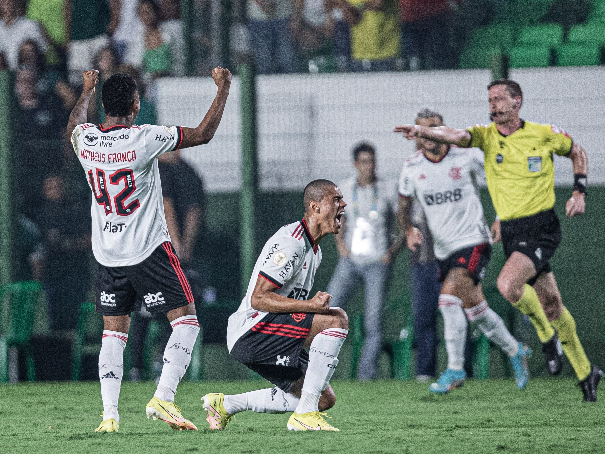 Flamengo deveria assumir que briga apenas pelas copas para não repetir 2021