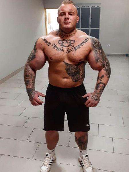 O fisiculturista e lutador de MMA Szymon Komandos ficou conhecido como "o rei polonês do Synthol" - Reprodução/Instagram