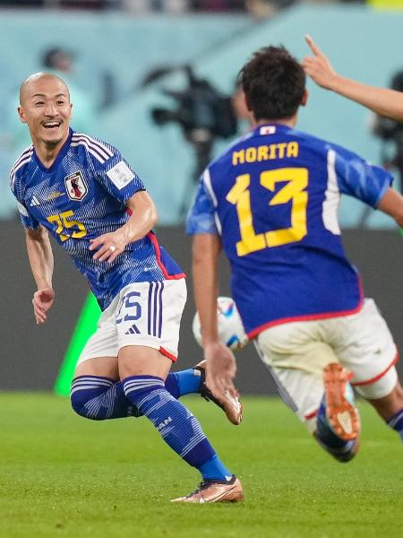 Jogadores do Japão comemoram o gol sobre a Espanha na Copa do Mundo - Manuel Reino Berengui/DeFodi Images via Getty Images
