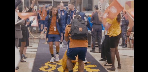 Holanda celebra su clasificación a cuartos de final al son de Waka Waka