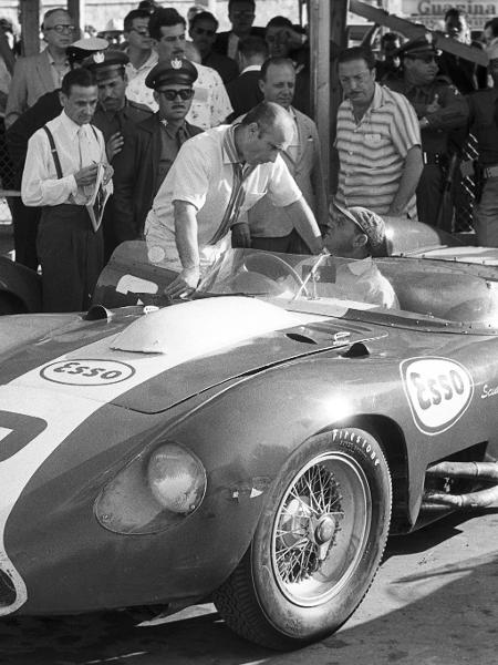 Juan Manuel Fangio (apoiado no carro) durante final de semana em Cuba, em 1958 - Bernard Cahier/Getty Images