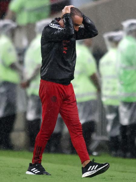 Vítor Pereira se desespera durante Flamengo x Del Valle, partida da Recopa Sul-Americana - Sergio Moraes/Reuters