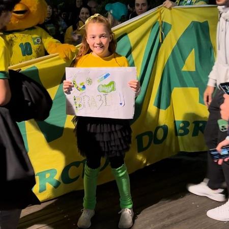 Jovem australiana acompanha torcida brasileira em chegada ao estádio