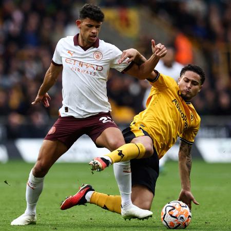 Matheus Nunes e João Gomes disputam a bola na partida entre Wolverhampton e Manchester City