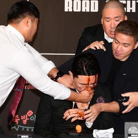 Lutador joga molho shoyu em rival durante coletiva do Road FC