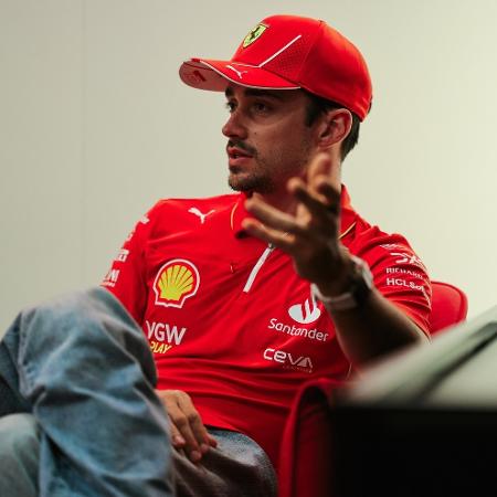 Leclerc reclamou após ser ultrapassado pelo companheiro Carlos Sainz