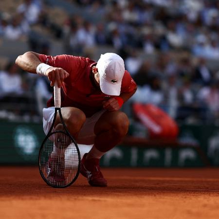 Novak Djokovic se queixa de dores no joelho em Roland Garros 2024